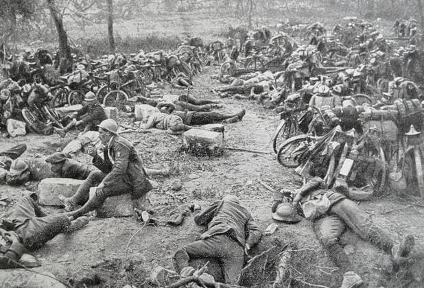 Exhausted French soldiers rest during a lull in the battle of the marne; France; 1914. World war one WHA  !ACHTUNG AUFNAHMEDATUM GESCHÄTZT! Copyright: WHA UnitedArchivesWHA_049_0086