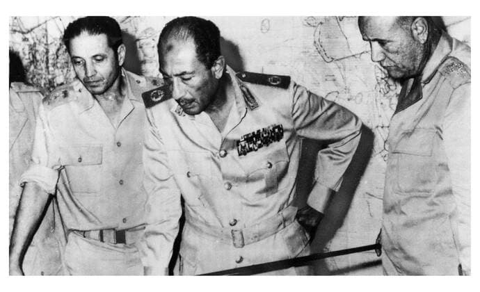 Egypt s chief of staff Saad el-Shazly (left); President Anwar Sadat (centre) and minister of war Ismail Ali (right) review battlefield developments in the 1973 Arab-Israeli War WHA  !ACHTUNG AUFNAHMEDATUM GESCHÄTZT! Copyright: WHA UnitedArchivesWHA_049_0469