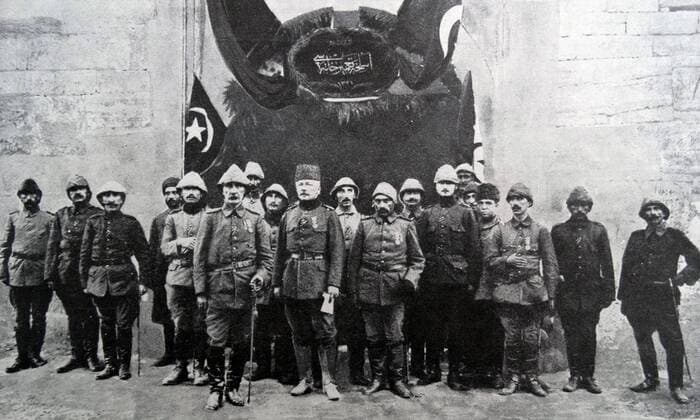 Ahmed Djemal Pasha (1872 – 21 July 1922); Ottoman military leader and one-third of the military triumvirate known as the Three Pashas that ruled the Ottoman Empire during World War I. Seen in this group outside the German Krupp s armaments factory in Istanbul WHA  !ACHTUNG AUFNAHMEDATUM GESCHÄTZT! Copyright: WHA UnitedArchivesWHA_049_0557