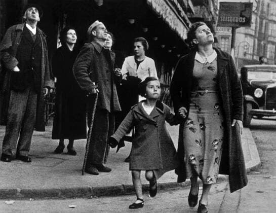 A child and his mother running for shelter from the air raids, during the Spanish Civil War. This image was taken in Bilbao, Spain, dated around 1937. WHA  !ACHTUNG AUFNAHMEDATUM GESCHÄTZT! Copyright: WHA UnitedArchivesWHA_051_0775
