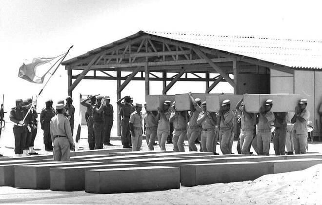 Egyptian soldiers carrying coffins of Israeli soldiers killed in the 1973 Yom Kippur (October) war WHA  !ACHTUNG AUFNAHMEDATUM GESCHÄTZT! Copyright: WHA UnitedArchivesWHA_052_0444