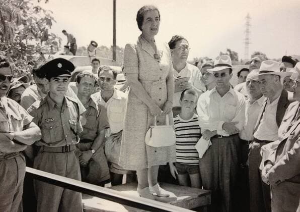 Golda Meir 1898-1978; Israeli politician addresses a crowd in Israel during her period as labour Minister 1949-56 WHA  !ACHTUNG AUFNAHMEDATUM GESCHÄTZT! Copyright: WHA UnitedArchivesWHA_052_0611