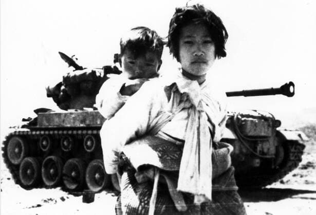 Korea-Krieg 1950-1953 - Aufnahmedaten geschätzt Photograph of a Korean Girl and her Brother stood in front of a tank. Dated 1952 WHA  !ACHTUNG AUFNAHMEDATUM GESCHÄTZT! Copyright: WHA UnitedArchivesWHA_052_0826