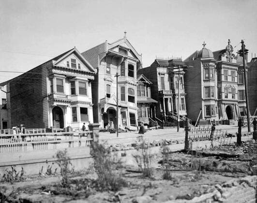 After the earthquake in San Fransisco.Tilted wooden-frame houses; Howard St. between Eighteenth and Nineteenth Street 1906 WHA  !ACHTUNG AUFNAHMEDATUM GESCHÄTZT! Copyright: WHA UnitedArchivesWHA_054_0389