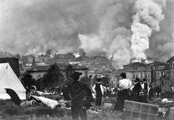 Refugees viewing fire in the city centre; following the 1906 San Francisco earthquake WHA  !ACHTUNG AUFNAHMEDATUM GESCHÄTZT! Copyright: WHA UnitedArchivesWHA_054_0812
