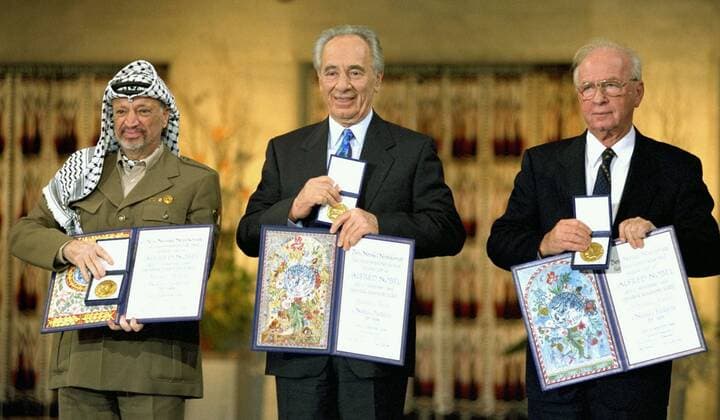 Bilder des Tages Photograph of Yitzhak Rabin, Shimon Peres and Yasser Arafat receiving the Nobel Peace Prize following the Oslo Accords. Dated 1994 WHA  !ACHTUNG AUFNAHMEDATUM GESCHÄTZT! Copyright: WHA UnitedArchivesWHA_055_0198