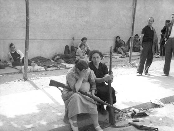 republicans women with rifles rest during a lull in the Spanish Civil War. WHA  !ACHTUNG AUFNAHMEDATUM GESCHÄTZT! Copyright: WHA UnitedArchivesWHA_071_0301