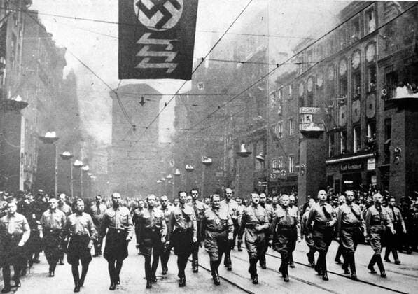 Adolf Hitler and the Nazis marching against the Treaty of Versailles. WHA  !ACHTUNG AUFNAHMEDATUM GESCHÄTZT! Copyright: WHA UnitedArchivesWHA_072_0021