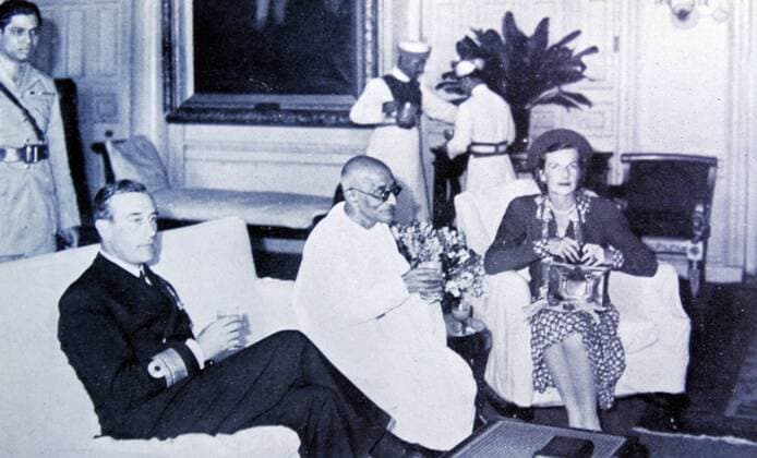 IMAGO ICONS: Mahatma Gandhi Mahatma Gandhi with lord and Lady Mountbatten at the Viceroy s residence in Calcutta, India 1947 WHA  !ACHTUNG AUFNAHMEDATUM GESCHÄTZT! Copyright: WHA UnitedArchivesWHA_075_0757