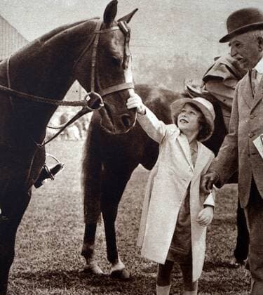 Photograph of Princess Elizabeth (1926-) stroking a winning horse at the Richmond Horse Show. Dated 20th Century WHA  !ACHTUNG AUFNAHMEDATUM GESCHÄTZT! Copyright: WHA UnitedArchivesWHA_081_0831