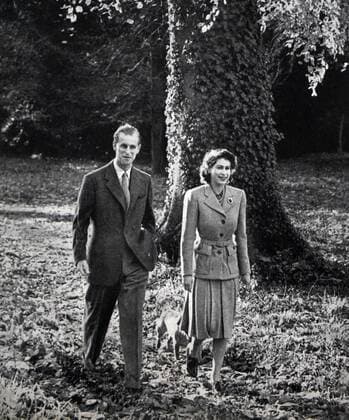 Photograph of Princess Elizabeth (1926-) and Prince Philip, Duke of Edinburgh (1921-) walking together within the grounds of Windsor Castle. Dated 20th Century WHA  !ACHTUNG AUFNAHMEDATUM GESCHÄTZT! Copyright: WHA UnitedArchivesWHA_081_0994