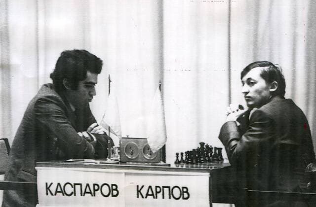 May 10, 2010 - ESPANA - Hace 25 anos, Gary Kasparov (izq.) y Anatoly Karpov, en medio de una de las mas feroces luchas de la historia del ajedrez y del deporte. Archivo - EL TIEMPO - ZUMAe56_