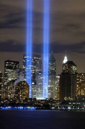 20 Jahre Anschläge vom 11. September: Gedenkkultur in den USA September 11, 2006 - The Tribute in Light memorial shines in remembrance honoring those citizens who lost their lives in the 9 11 World Trade Center attacks. The two towers of light are composed of two banks of high wattage spotlights that point straight up from a lot next to Ground Zero. This photo was taken from Liberty State Park, New Jersey, the 5th anniversary of the 9 11 attacks.  Copyright: StocktrekxImages stk105152m