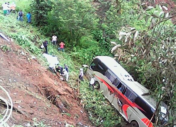 Bilder des Tages (160808) -- PUEBLA, Aug. 8, 2016 -- Rescuers check a damaged passenger bus falling into a ravine after heavy rains brought by tropical strom Earl, in the state of Puebla, Mexico, on Aug. 7, 2016. Tropical storm Earl has left at least 38 people dead by Sunday in Mexico, authorities said. OEM) (sxk) MADE QUALITY AVAILABLE NO SALES-NO ARCHIVE EDITORIAL USE ONLY MEXICO-PUEBLA-ENVIRONMENT-WEATHER e OEM 