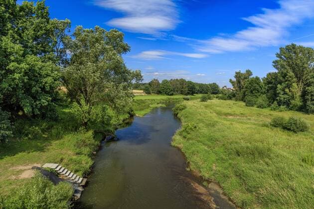 Neisseaue DEU Sachsen Deschka Â Neisseaue bei Deschka: Seit 2002 bietet Neisse-Tours die Moglichkeit mit raftingtauglichen Schlauchbooten einige der letzten naturbelassenen Flüsse Deutschlands und Polens zu entdecken. Allein oder als geführte Bootstour kann man den deutsch-polnischen Grenzfluss Neiße erkunden. Die Tour Deschka - Rothenburg (ca. 3,5 Std.) hat sich in den letzten Jahren zu einer der beliebtesten Strecken etabliert. Vor allem wegen der zahlreichen Absätze und Schwellen mit ihren Stromschnellen, sowie des natürlichen Gefälles der Neisse vermittelt diese Tour am ehesten den Eindruck von Wildwasserrafting. Fun und Aktion kommen dabei nicht zu kurz. Paralel dazu verläuft auch der Oder-Neisse-Radweg, ein rund 630 Kilometer langer Fernradweg in Tschechien und Deutschland. Er folgt weitgehend der deutschen Ostgrenze zu Polen. In der Nähe von Rothenburg Oberlausitz fi