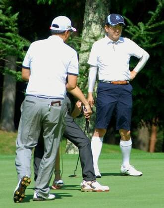 Bilder des Tages Japanese PM Abe plays golf with friends Japanese Prime Minister Shinzo Abe (R) plays golf with friends from university in the village of Narusawa, Yamanashi Prefecture, central Japan, on Aug. 10, 2016. He has been staying at a local villa since the previous day for the second leg of summer vacation. 