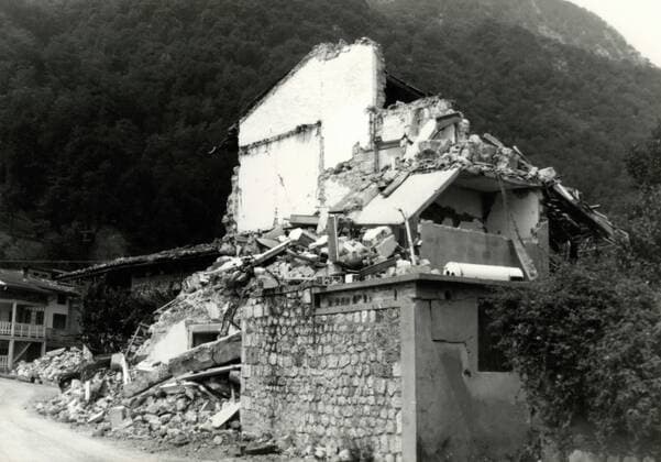 Earthquake in Friuli, Italy 1976: Damage to a building x15503x 