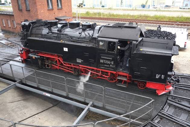 Dampflokomotive 997234-0 steht zum rangieren auf der Drehscheibe im Rangierteil des Bahnhof Wernigerode in Sachsen-Anhalt. Harzer Schmalspurbahnen im Bahnhof Wernigerode.
