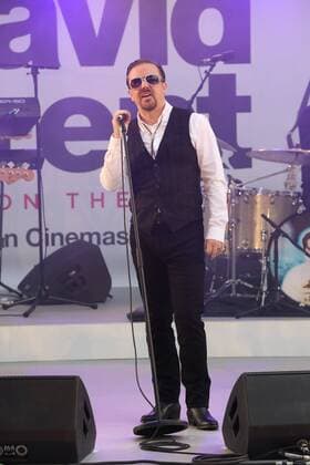Konzert im Vorfeld der David Brent: Life On The Road Filmpremiere in London . 10 08 2016. London, United Kingdom. Ricky Gervais aka David Brent and his band Foregone Conclusion playing at the David Brent : Life on the Road premiere in London.  xStephenxLockx xi-Imagesx IIM-13290-0026