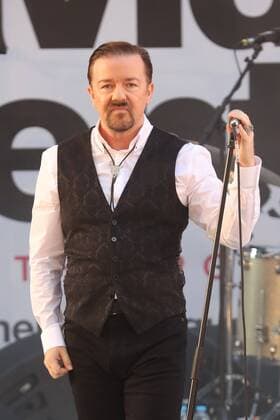 Konzert im Vorfeld der David Brent: Life On The Road Filmpremiere in London . 10 08 2016. London, United Kingdom. Ricky Gervais aka David Brent and his band Foregone Conclusion playing at the David Brent : Life on the Road premiere in London.  xStephenxLockx xi-Imagesx IIM-13290-0033