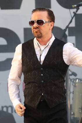 Konzert im Vorfeld der David Brent: Life On The Road Filmpremiere in London . 10 08 2016. London, United Kingdom. Ricky Gervais aka David Brent and his band Foregone Conclusion playing at the David Brent : Life on the Road premiere in London.  xStephenxLockx xi-Imagesx IIM-13290-0034