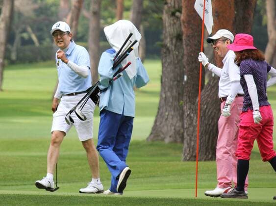 Bilder des Tages PM Abe plays golf with friends Japanese Prime Minister Shinzo Abe (L) plays golf with his friends on Aug. 11, 2016, in the village of Yamanakako, Yamanashi Prefecture, central Japan, on Aug. 11, 2016. He is on his summer break. 