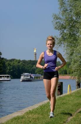 Maedchen, Sport, Joggen, Spreeufer, Berlin, Deutschland Maedchen Sport Joggen Spreeufer Berlin Deutschland
