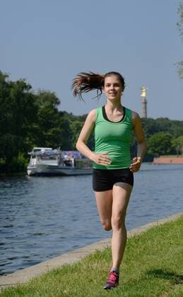 Maedchen, Sport, Joggen, Spreeufer, Berlin, Deutschland Maedchen Sport Joggen Spreeufer Berlin Deutschland