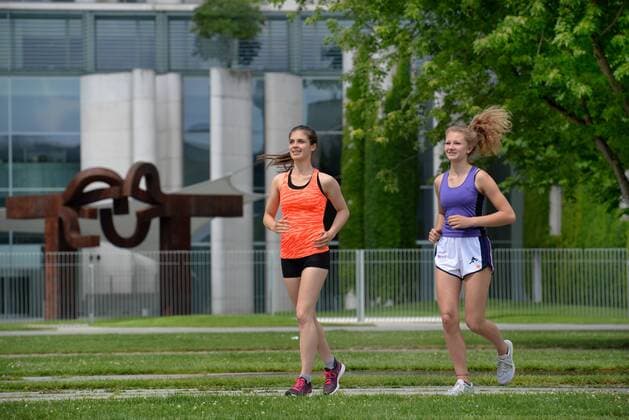 Maedchen, Joggen, Bundeskanzleramt, Tiergarten, Berlin, Deutschland Maedchen Joggen Bundeskanzleramt Berlin Deutschland