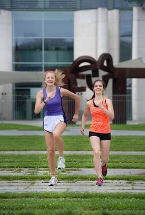 Maedchen, Joggen, Bundeskanzleramt, Tiergarten, Berlin, Deutschland Maedchen Joggen Bundeskanzleramt Berlin Deutschland