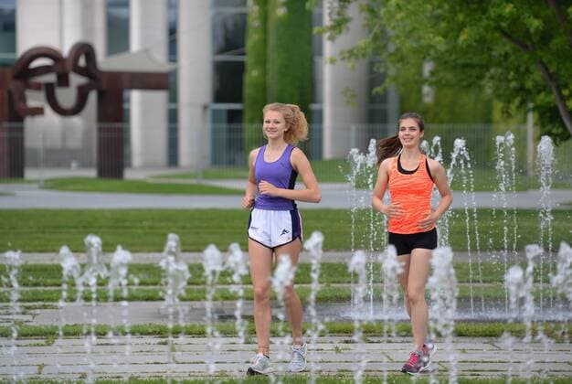 Maedchen, Joggen, Bundeskanzleramt, Tiergarten, Berlin, Deutschland Maedchen Joggen Bundeskanzleramt Berlin Deutschland