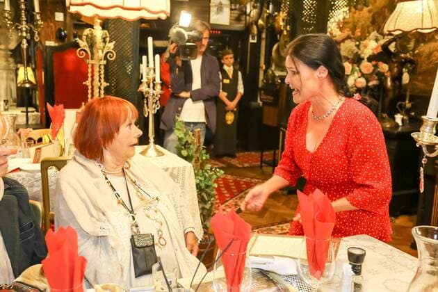 11.08.2016, Marchfelderhof Deutsch-Wagram, Goldener Hans Moser 2016, Ehrung v. Wiener Künstlerclub im Bild: Elfriede Ott, Helga Graczoll
