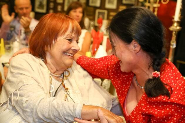 11.08.2016, Marchfelderhof Deutsch-Wagram, Goldener Hans Moser 2016, Ehrung v. Wiener Künstlerclub im Bild: Elfriede Ott, Helga Graczoll