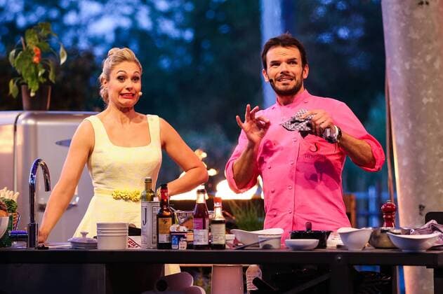 Moderatorin Ruth Moschner (GER) und Fernsehkoch Steffen Henssler (GER) in einem Pink Kochhemd - VOX TV Aufzeichnung Grill den Henssler Sommer Special von der Seebuehne im Elbauenpark in Magdeburg - Fotografiert am 18.06.2016-Sendetermin 31.07.2016