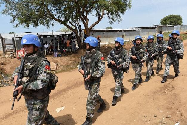 Bilder des Tages UNO verabschiedet Resolution: 4000 Blauhelmsoldaten für Südsudan (160813) -- JUBA, Aug. 13, 2016 -- Chinese peacekeepers patrol at the Protection of Civilians site 1 beside the United Nations House in Juba, capital of South Sudan, Aug. 11, 2016. The UN Security Council voted for a resolution to authorize deployment of 4,000 strong troops to strengthen the UN peacekeeping mission in South Sudan, known as UNMISS, after a renewed fighting in the country s capital of Juba. ) (wjd) SOUTH SUDAN-JUBA-UN PEACEKEEPING-CHINESE PEACEKEEPERS LixBaishun 