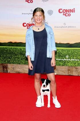 Emma Schweiger mit Hund Frodo bei der Premiere des Kinofilms Conni & Co im Cinestar Sony Center am Potsdamer Platz. Berlin, 13.08.2016 Foto:xA.xBuggex xFuturexImage