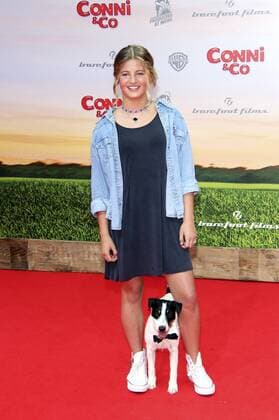Emma Schweiger mit Hund Frodo bei der Premiere des Kinofilms Conni & Co im Cinestar Sony Center am Potsdamer Platz. Berlin, 13.08.2016 Foto:xA.xBuggex xFuturexImage