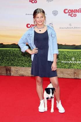 Emma Schweiger mit Hund Frodo bei der Premiere des Kinofilms Conni & Co im Cinestar Sony Center am Potsdamer Platz. Berlin, 13.08.2016 Foto:xA.xBuggex xFuturexImage