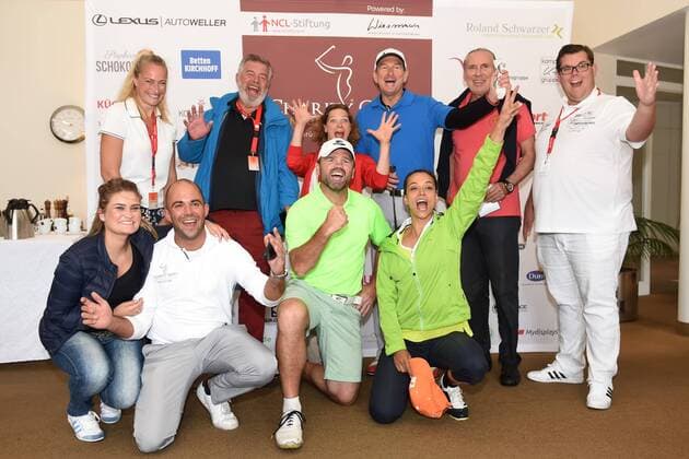 Charity-Golf-Open 2016 am 13.08.2016 im Osnabrücker Golf Club in Bissendorf Gruppenfoto der Teilnehmer, unter anderem mit Harry Wijnvoord, Thomas Stratos, Thomas Gerres, Sven Ottke, Klaus Baumgart, Dennis Schick, Eva Mona Rodekirchen, Yvonne de Bark, Peter Bond und Anjorka Strechel. Foto: osnapix Charity-Golf-Open 2016 mt