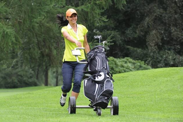 Charity-Golf-Open 2016 am 13.08.2016 im Osnabrücker Golf Club in Bissendorf Yvonne de Bark muss ihren Golfbag einfangen. Foto: osnapix Charity-Golf-Open 2016 mt