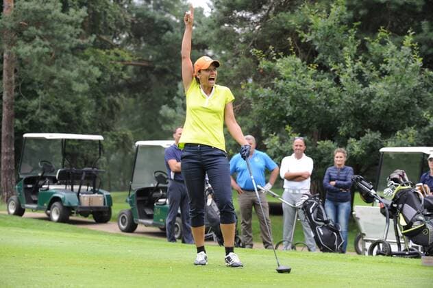 Charity-Golf-Open 2016 am 13.08.2016 im Osnabrücker Golf Club in Bissendorf Yvonne de Bark jubelt. Foto: osnapix Charity-Golf-Open 2016 mt
