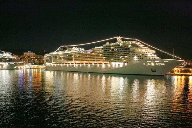 Die Kreuzfahrtschissche Costa Diadema (links) und MSC Fantasia (rechts) im Hafen von Palma de Mallorca 02.08.2016