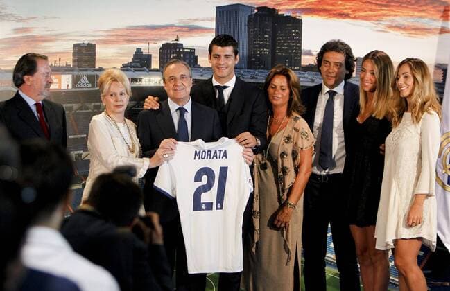 Spanish striker Alvaro Morata (C) poses with Real Madrid s president Florentino Perez (3L), his girlfriend, Italial model Alice Campello (2R) and some relatives during his prensentation as new player of Real Madrid during an act held at Santiago Bernabeu stadium in Madrid, Spain on 15 August 2016. Morata, who has grown in the reserve of young players of Real Madrid, has signed for the next five seasons after paid 30 euro millions to Juventus. Alvaro Morata presented as new player of Real Madrid !ACHTUNG: NUR REDAKTIONELLE NUTZUNG!  20160815-636068744833996192