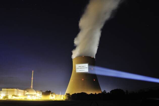 Atomausstieg Niederaichbach, DEU, 06.06.2011 Die Umweltorganisation Greenpeace fordert die Bundesregierung mittels einer Projektion auf, das AKW Isar 2 spätestens bis 2015 ab zu schalten. Niederaichbach Bayern Bayern DEU, Deutschland DEU, Deutschland Copyright: argumx xFalkxHeller