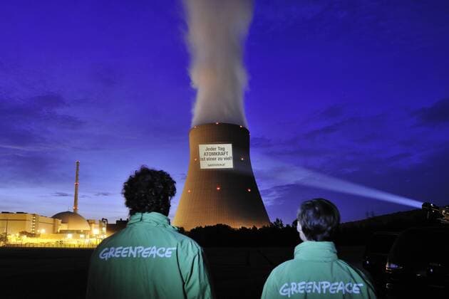 Atomausstieg Niederaichbach, DEU, 06.06.2011 Die Umweltorganisation Greenpeace fordert die Bundesregierung mittels einer Projektion auf, das AKW Isar 2 spätestens bis 2015 ab zu schalten. Niederaichbach Bayern Bayern DEU, Deutschland DEU, Deutschland Copyright: argumx xFalkxHeller