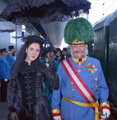 Kaiserzug nach Bad Ischl mit originaler Zuggarnitur und Dampflokomotive und Empfang des Kaiserpaares in der Kaiservilla in Bad Ischl. Dieses Bild zeigt die Darsteller des Kaiserpaares Sabine Rossegger als Sisi und Gerard Fritz als Kaiser Franz Josef 2016 - Kaiserzug nach Bad Ischl mit originaler Zuggarnitur und Dampflokomotive und Empfang des Kaiserpaares in der Kaiservilla in Bad Ischl