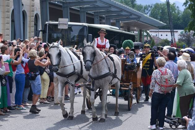 Kaiserzug nach Bad Ischl mit originaler Zuggarnitur und Dampflokomotive und Empfang des Kaiserpaares in der Kaiservilla in Bad Ischl. Dieses Bild zeigt das Kaiserpaar in der Kutsche 2016 - Kaiserzug nach Bad Ischl mit originaler Zuggarnitur und Dampflokomotive und Empfang des Kaiserpaares in der Kaiservilla in Bad Ischl