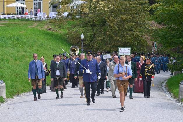 Kaiserzug nach Bad Ischl mit originaler Zuggarnitur und Dampflokomotive und Empfang des Kaiserpaares in der Kaiservilla in Bad Ischl. Dieses Bild zeigt v.l.n.r.: Tourismusdirektor Robert Herzog, Tourismusbeauftragter Karl Christian Komaz, Tambour, Erzherzog Johann Salvator Habsburg-Lothringen, Bürgermeister Hannes Heide 2016 - Kaiserzug nach Bad Ischl mit originaler Zuggarnitur und Dampflokomotive und Empfang des Kaiserpaares in der Kaiservilla in Bad Ischl