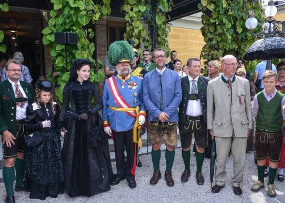 Kaiserzug nach Bad Ischl mit originaler Zuggarnitur und Dampflokomotive und Empfang des Kaiserpaares in der Kaiservilla in Bad Ischl. Dieses Bild zeigt v.l.n.r.: Bürgermeister Bad Ischl Hannes Heide, Statistin als Marie Valerie, Sabine Rossegger als Kaiserin Sisi, Gerard Fritz als Kaiser Franz Josef, Tourismusdirektor Robert Herzog, Kulturbeauftragter Karl-Christian Komaz, Erzherzog Johann Salvator Habsburg-Lothringen 2016 - Kaiserzug nach Bad Ischl mit originaler Zuggarnitur und Dampflokomotive und Empfang des Kaiserpaares in der Kaiservilla in Bad Ischl