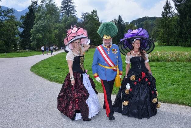 Kaiserzug nach Bad Ischl mit originaler Zuggarnitur und Dampflokomotive und Empfang des Kaiserpaares in der Kaiservilla in Bad Ischl. Dieses Bild zeigt den Kaiserdarstller Gerard Fritz als Kaiser Franz Josef mit Gesellschaftsdamen mit besonderen Hüten 2016 - Kaiserzug nach Bad Ischl mit originaler Zuggarnitur und Dampflokomotive und Empfang des Kaiserpaares in der Kaiservilla in Bad Ischl